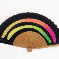Abanico de seda negro y madera de peral pintado a mano, aproximadamente 23 cm, pieza única artesanal de Segovia
