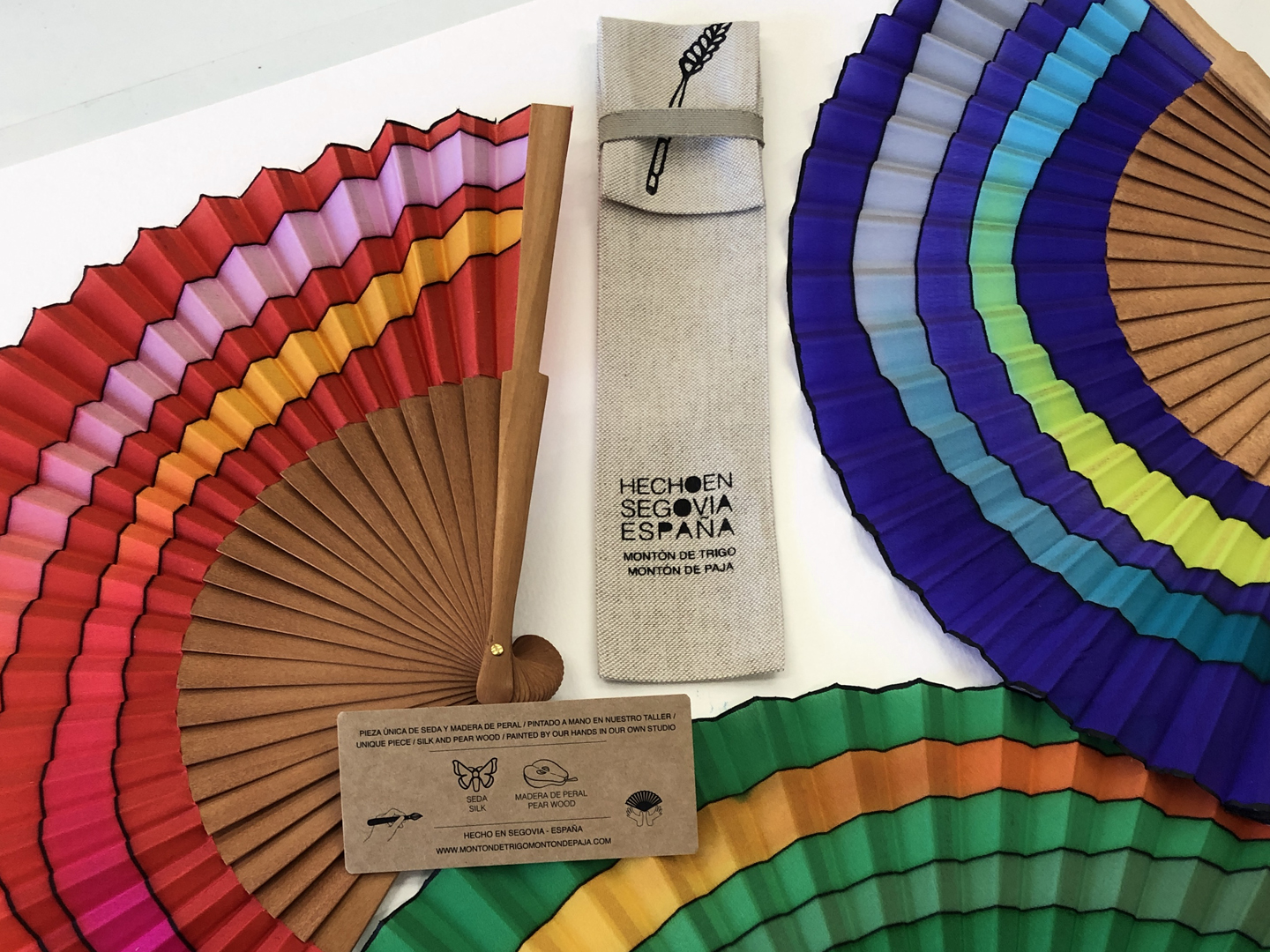 Abanico de seda gris y madera de peral pintado a mano, medida aproximada 23 cm, pieza única artesanal de Segovia