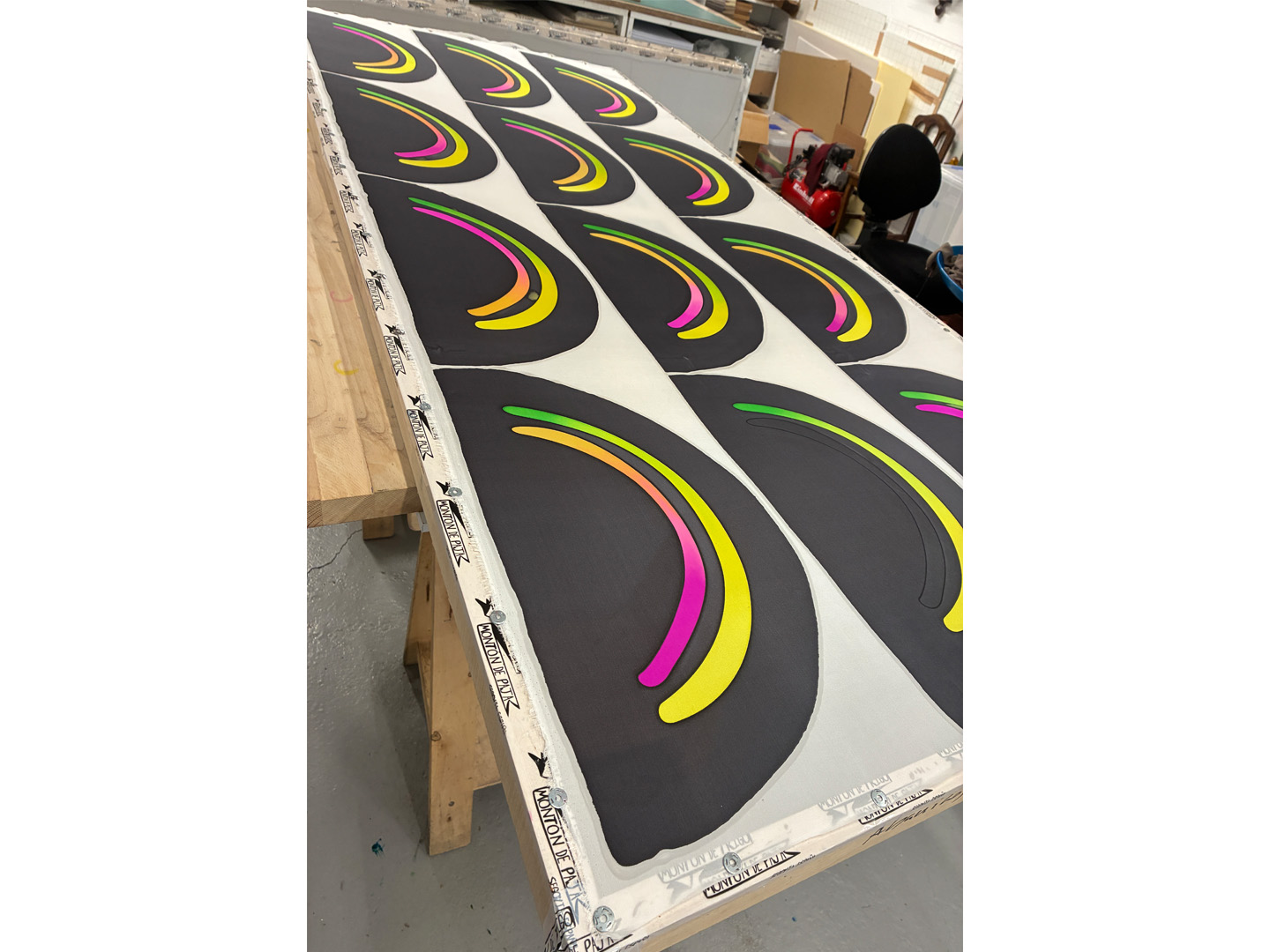 Abanicos de seda y madera de peral "Amanece que no es poco" color negro, único, pintado a mano por Lucía Huertas.