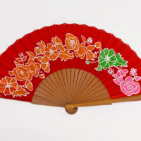 Abanico de flores rojas de seda y madera de peral único, pintado a mano por Lucía Huertas.