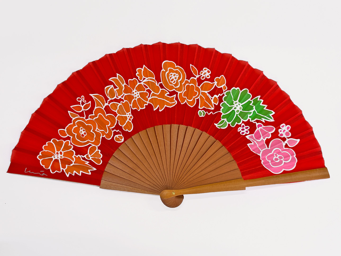 Abanico de flores rojas de seda y madera de peral único, pintado a mano por Lucía Huertas.