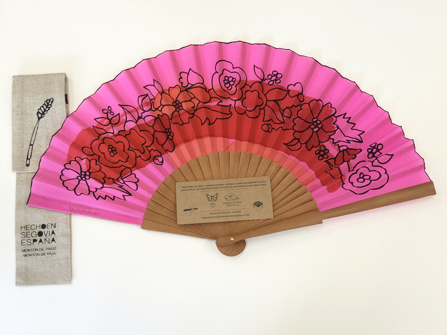 Abanico de seda con flores rojas pintado a mano sobre madera de peral, 23 cm, pieza única artesanal de Segovia