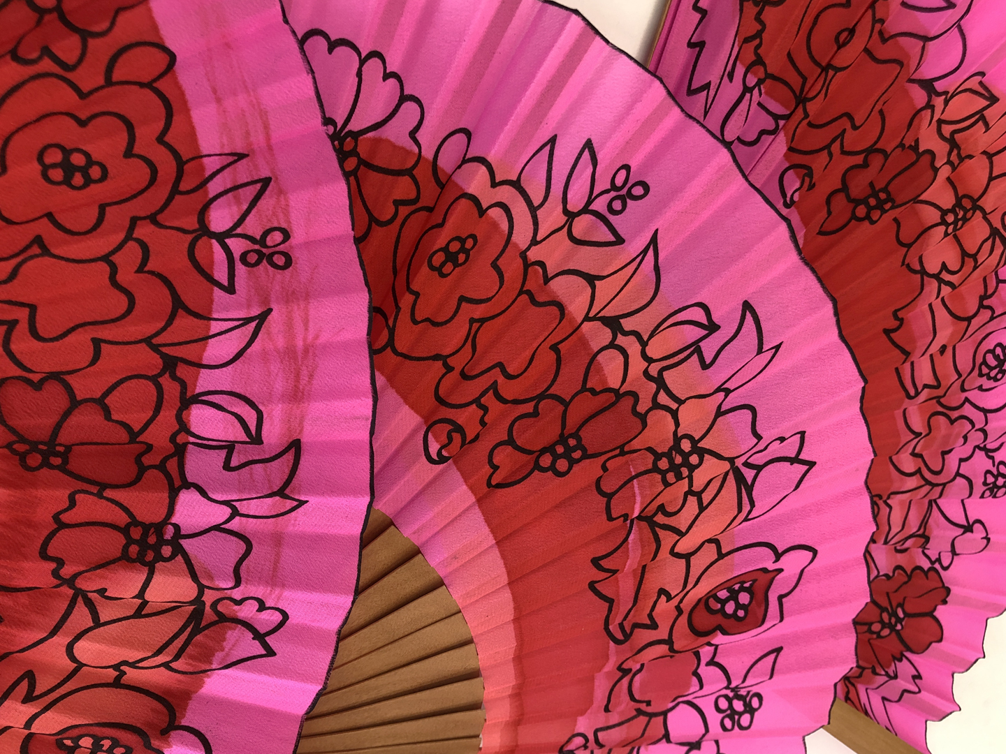 Abanico de seda con flores rojas pintado a mano sobre madera de peral, 23 cm, pieza única artesanal de Segovia
