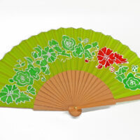 Abanico de flores verdes de seda y madera de peral único, pintado a mano por Lucía Huertas.