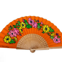 Abanico de flores naranja de seda y madera de peral único, pintado a mano por Lucía Huertas.