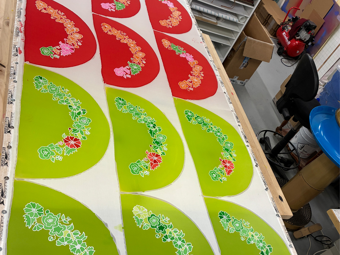 Abanicos de seda y madera de peral únicos, pintados a mano por Lucía Huertas.