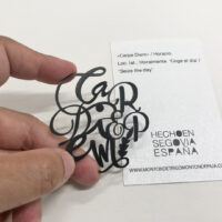 Imán cuadrado Carpe Diem de acero con acabado pavonado negro, 6x6 cm, diseñado por Lucía Huertas para montón de trigo montón de paja