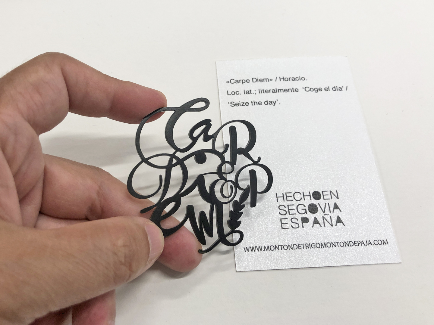 Imán cuadrado Carpe Diem de acero con acabado pavonado negro, 6x6 cm, diseñado por Lucía Huertas para montón de trigo montón de paja