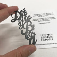 Imán de acero con acabado pavonado negro con cita de Antonio Machado «Despacito y buena letra», fabricado en España, 7x3 cm