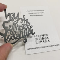 Imán de acero con acabado pavonado negro con la frase «Hoy es siempre todavía» de Antonio Machado, diseñado por Lucía Huertas, 6x5,5 cm