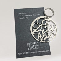Llavero Carpe Diem de acero inoxidable con acabado mate y anilla de 28 mm, diseñado por Lucía Huertas, fabricado en España