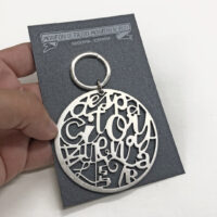 Llavero circular de acero inoxidable con acabado mate y frase de Antonio Machado, diseñado por Lucía Huertas, fabricado en España.