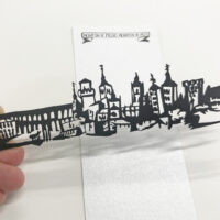 Imán panorámica de Segovia en acero con acabado pavonado negro, 14,5x4 cm. Diseño de Lucía Huertas para montón de trigo montón de paja.