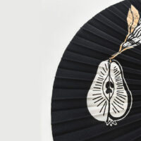 Abanico único de seda y madera de peral pintado a mano, diseño Pera negra, 23 cm, obra de Lucía Huertas, Segovia
