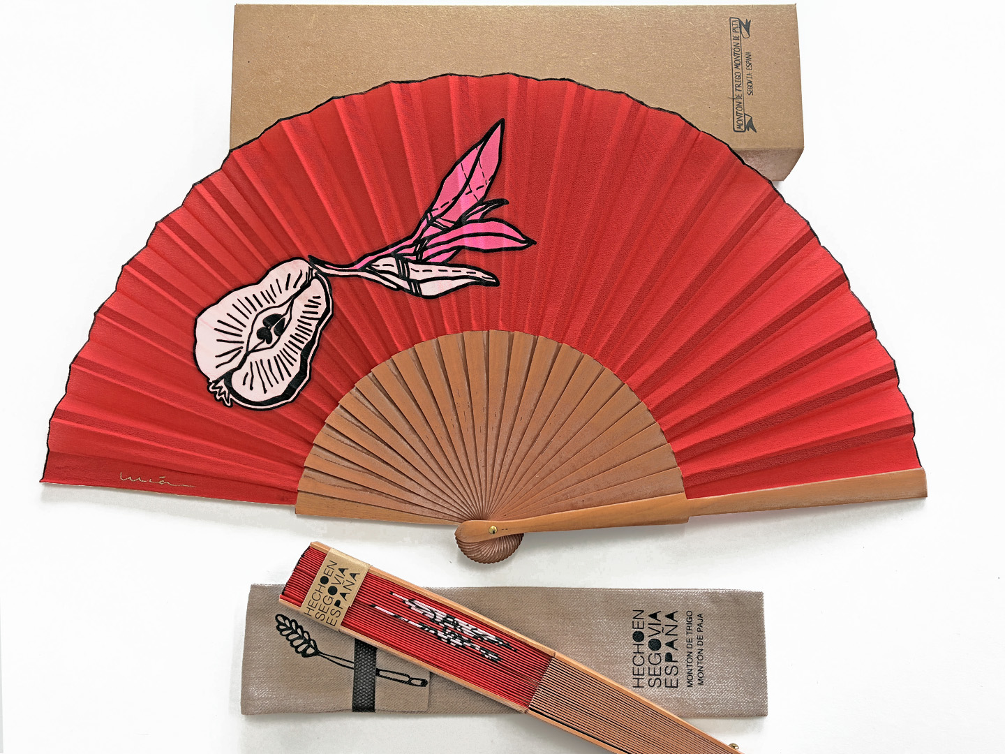 Abanico único de seda y madera de peral pintado a mano, motivo pera roja, 23 cm, por Lucía Huertas – Segovia