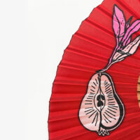 Abanico único de seda y madera de peral pintado a mano, motivo pera roja, 23 cm, por Lucía Huertas – Segovia
