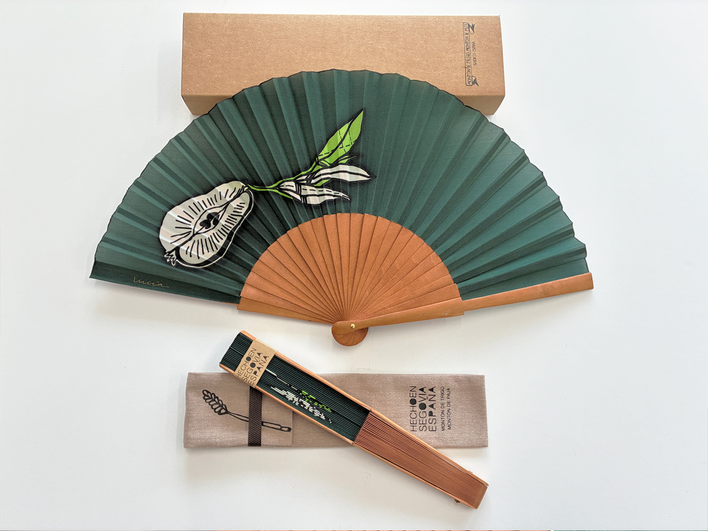Abanico único de seda y madera de peral «Pera verde» pintado a mano por Lucía Huertas, 23 cm, con funda de tela y caja
