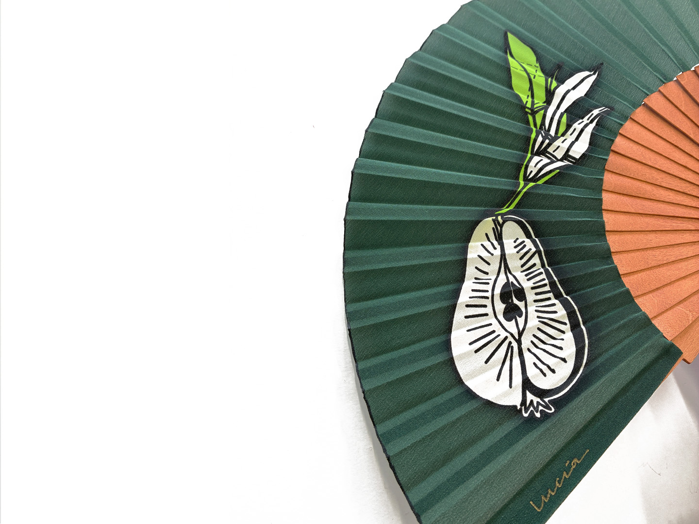 Abanico único de seda y madera de peral «Pera verde» pintado a mano por Lucía Huertas, 23 cm, con funda de tela y caja