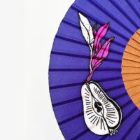 Abanico único de seda y madera de peral pintado a mano, diseño Pera violeta, 23 cm, por Lucía Huertas – Segovia