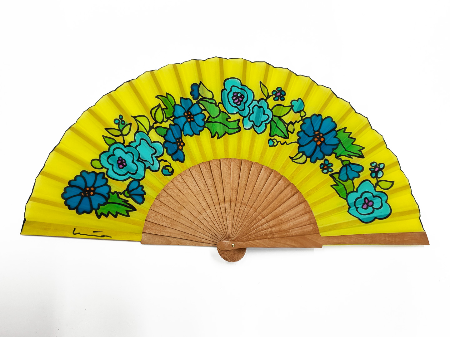 Abanico de flores amarillas de seda y madera de peral único, pintado a mano por Lucía Huertas.