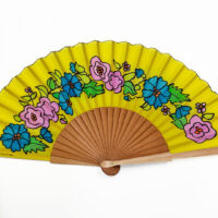 Abanico de flores amarillas de seda y madera de peral único, pintado a mano por Lucía Huertas.