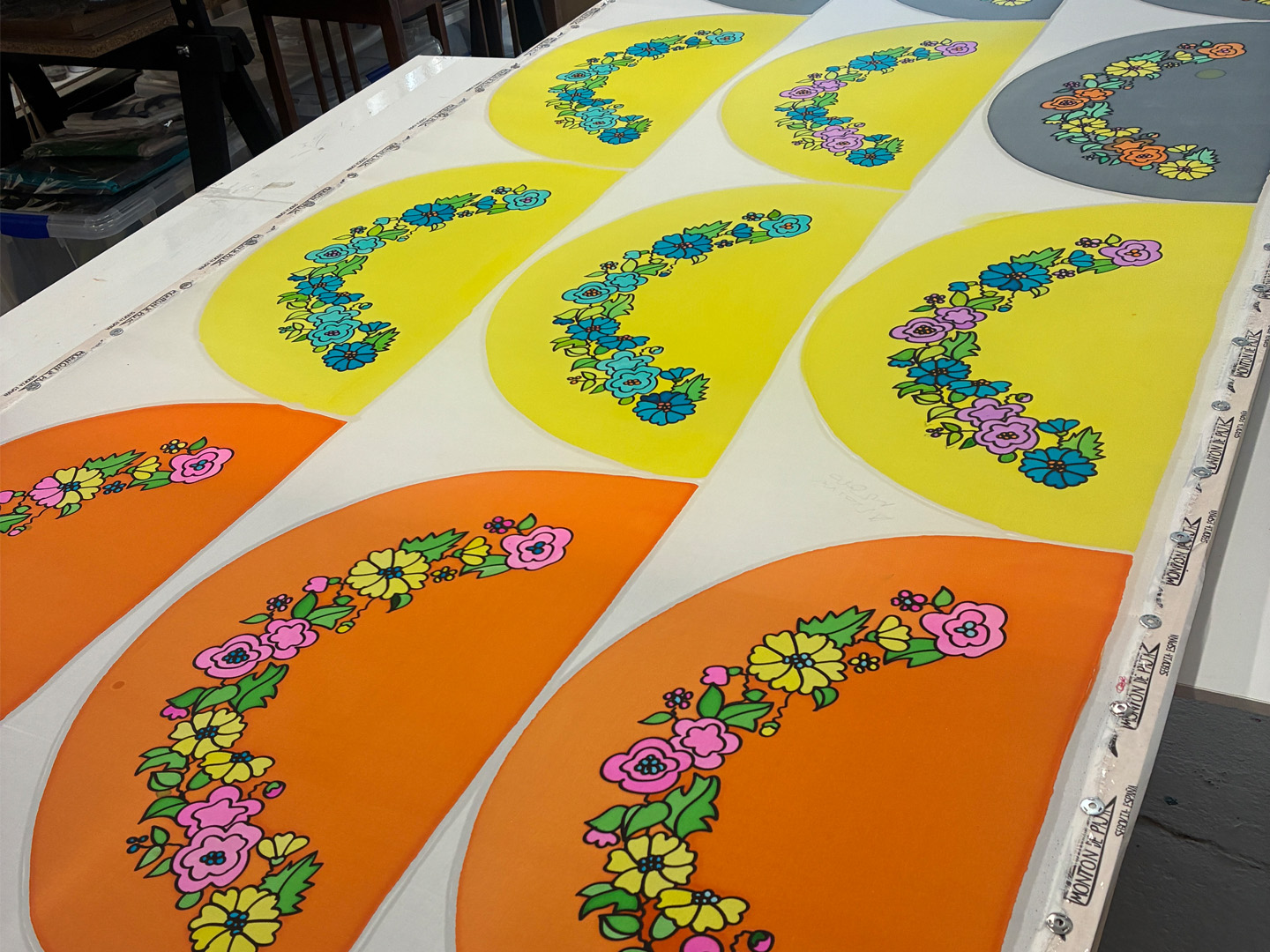 Abanico de flores de seda y madera de peral único, pintado a mano por Lucía Huertas.