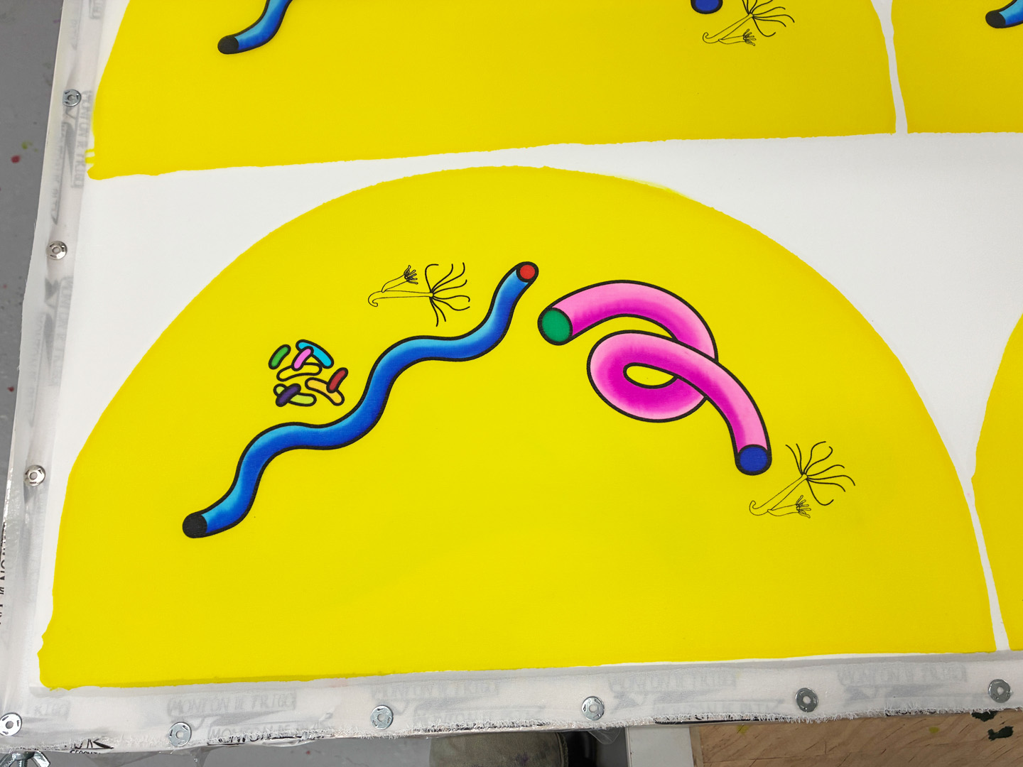 Abanico "Diente de león" amarillo de seda y madera de peral único, pintado a mano por Lucía Huertas.