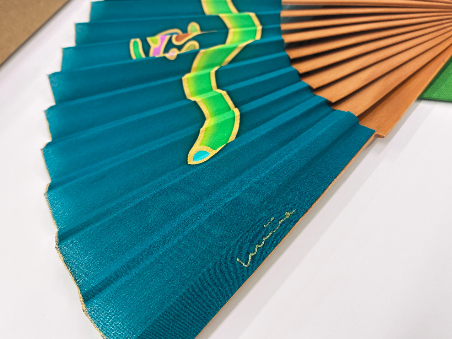 Abanico "Diente de león" azul de seda y madera de peral único, pintado a mano por Lucía Huertas.