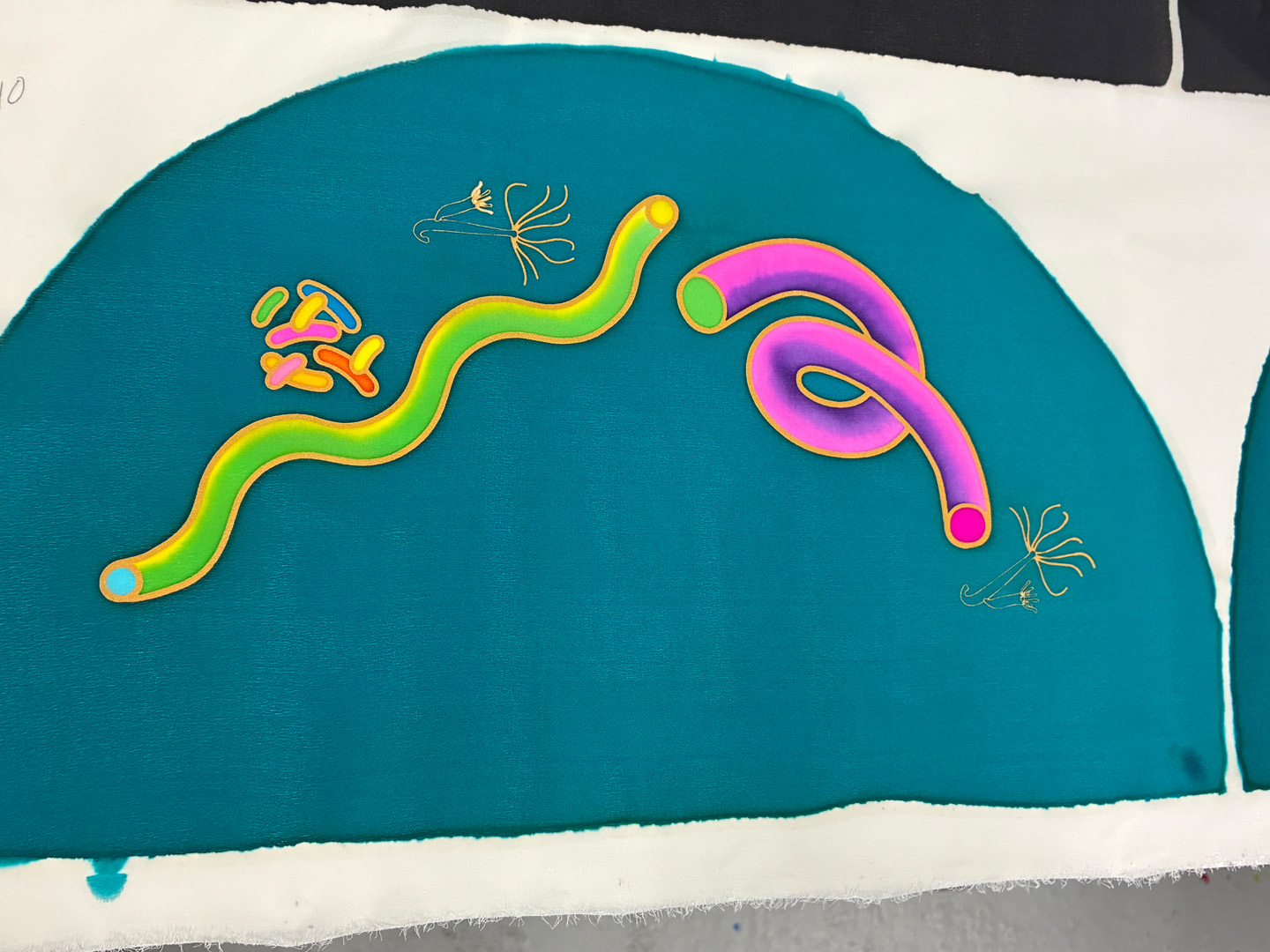 Abanico "Diente de león" azul de seda y madera de peral único, pintado a mano por Lucía Huertas.