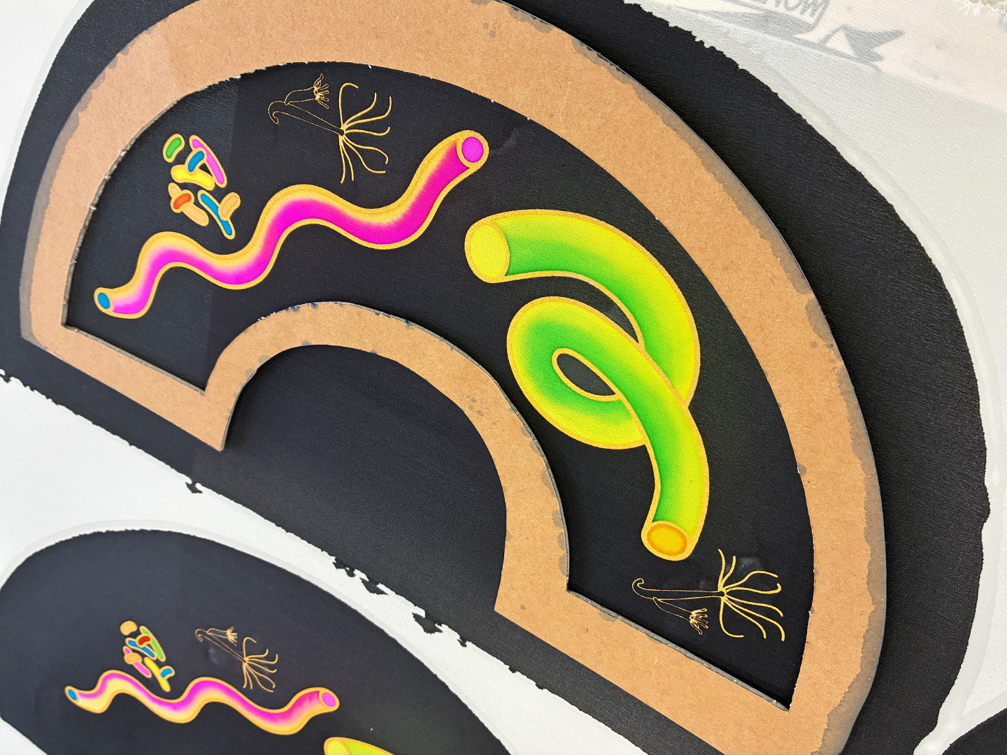 Abanico "Diente de león" negro de seda y madera de peral único, pintado a mano por Lucía Huertas.