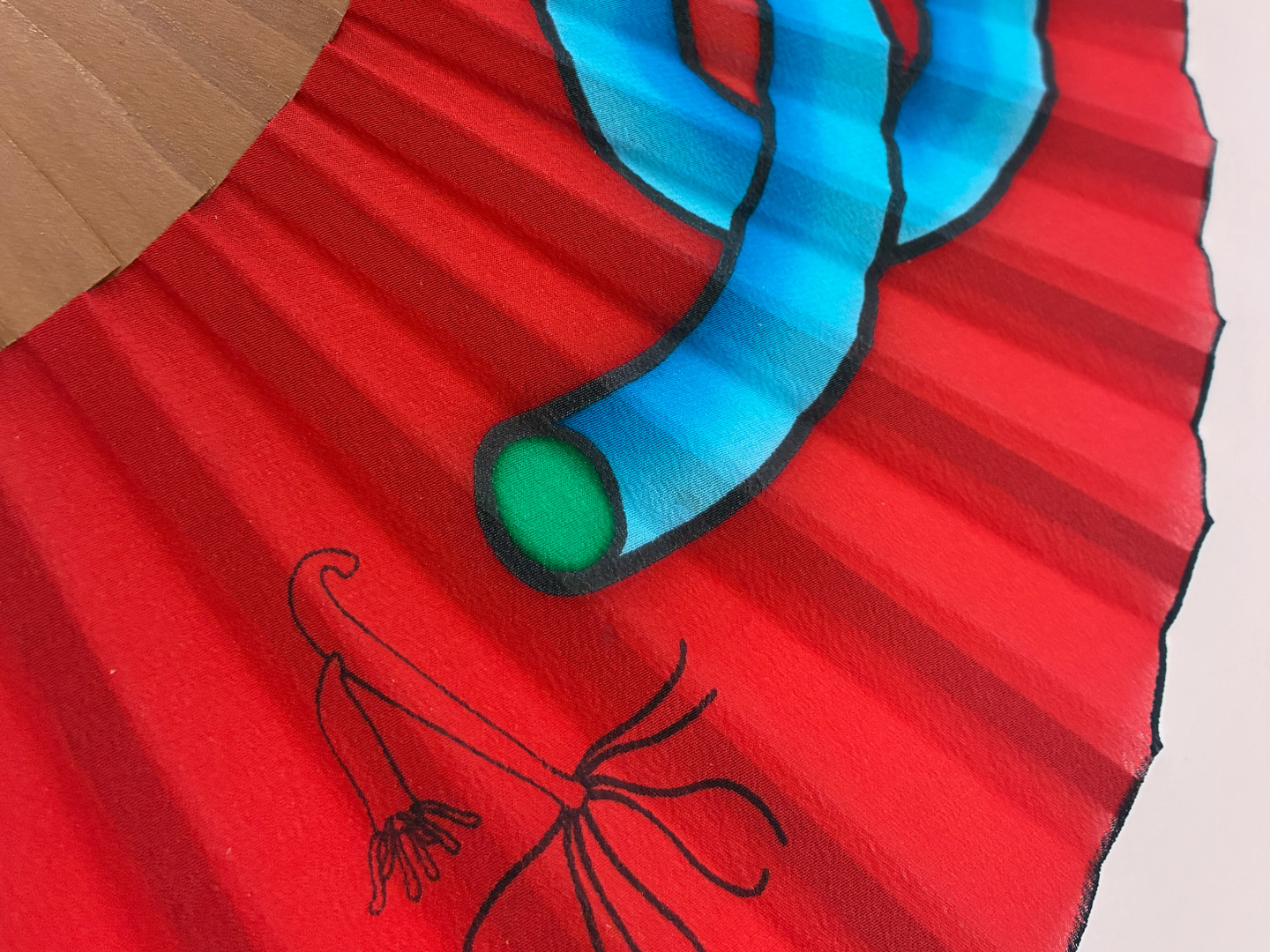 Abanico "Diente de león" rojo de seda y madera de peral único, pintado a mano por Lucía Huertas.