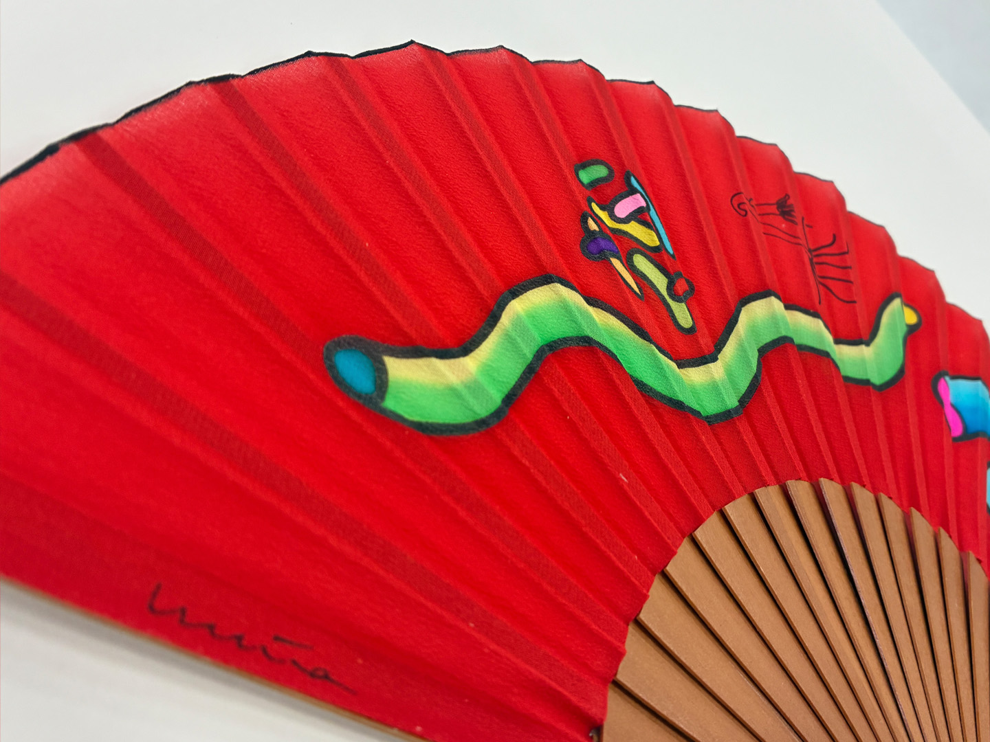 Abanico "Diente de león" rojo de seda y madera de peral único, pintado a mano por Lucía Huertas.