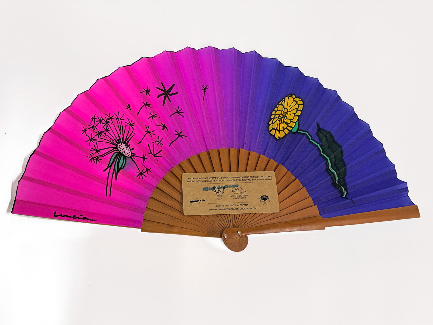 Abanicos "Diente de león" fucsia de seda y madera de peral único, pintado a mano por Lucía Huertas.