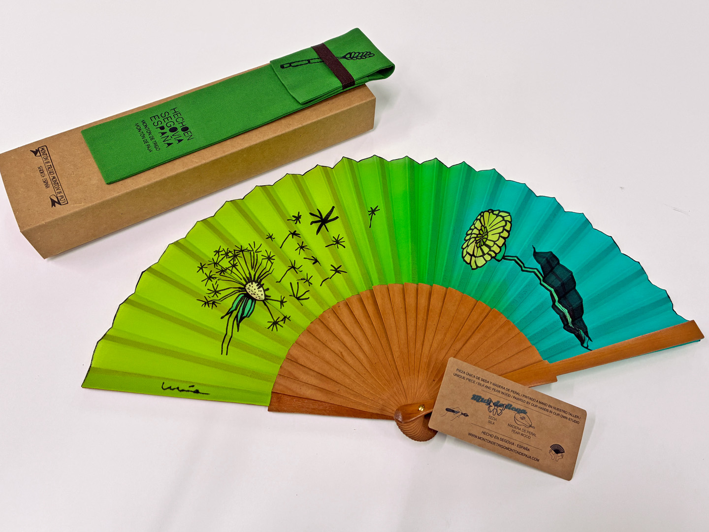 Abanicos "Diente de león" verde de seda y madera de peral único, pintado a mano por Lucía Huertas.