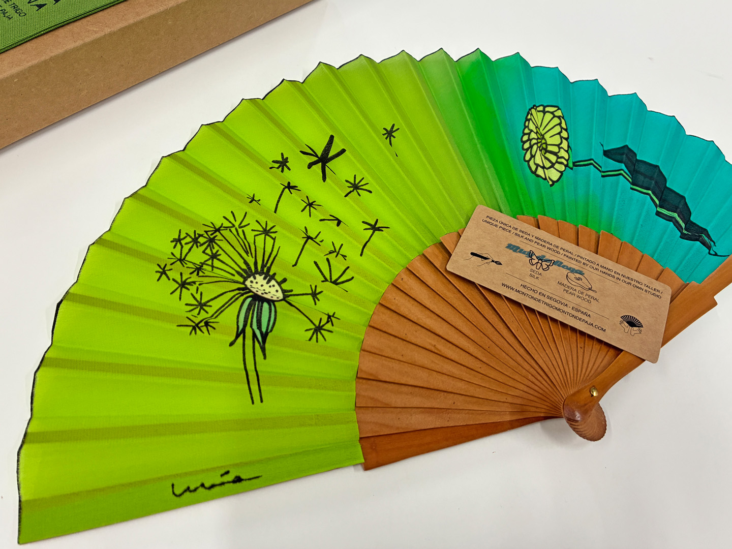 Abanicos "Diente de león" verde de seda y madera de peral único, pintado a mano por Lucía Huertas.