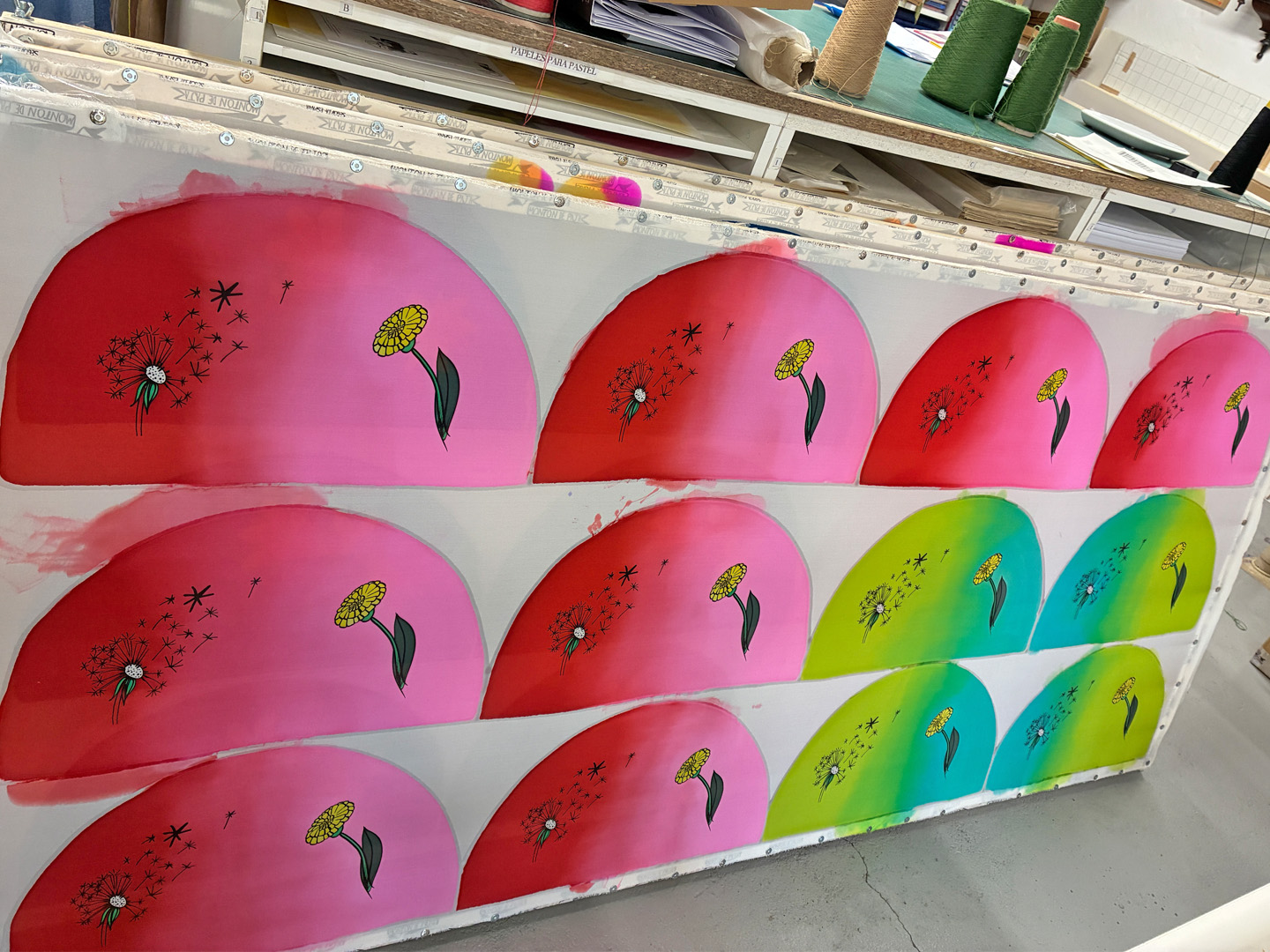 Abanicos "Diente de león" de seda y madera de peral único, pintado a mano por Lucía Huertas.