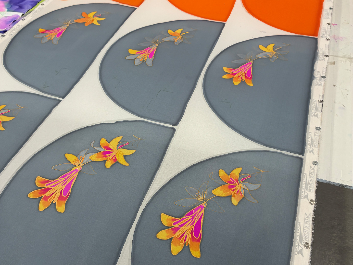 Abanico "Fiesta de los lirios" gris de seda y madera de peral único, pintado a mano por Lucía Huertas.