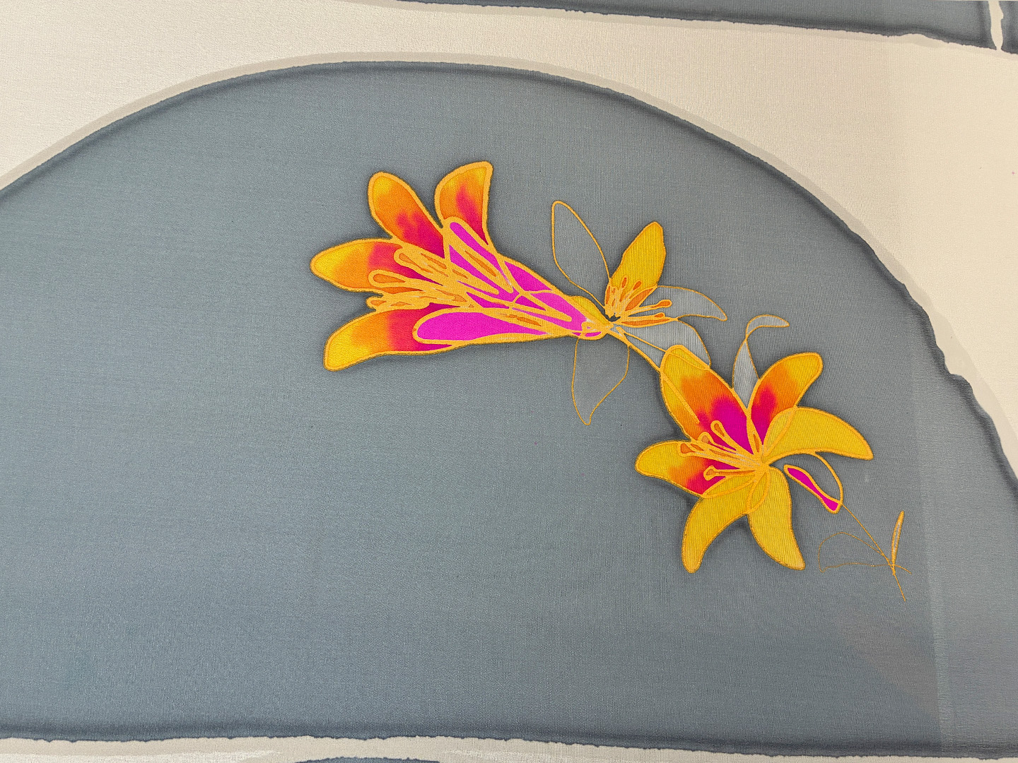 Abanico "Fiesta de los lirios" gris de seda y madera de peral único, pintado a mano por Lucía Huertas.