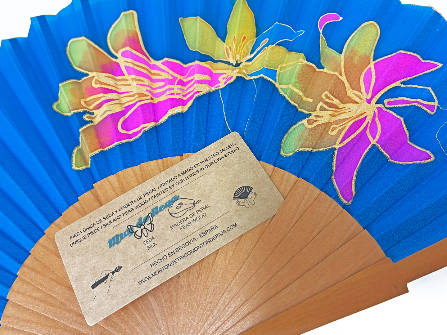 Abanicos "Fiesta de los lirios" azul de seda y madera de peral único, pintado a mano por Lucía Huertas.