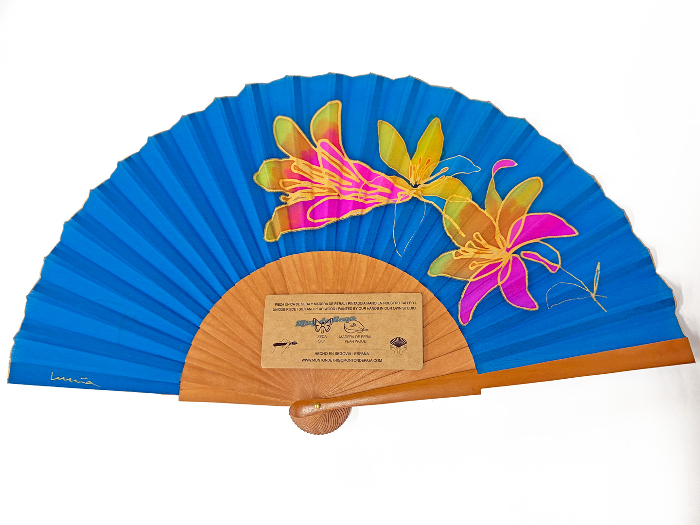 Abanicos "Fiesta de los lirios" azul de seda y madera de peral único, pintado a mano por Lucía Huertas.