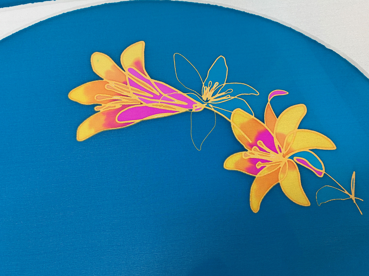 Abanicos "Fiesta de los lirios" azul de seda y madera de peral único, pintado a mano por Lucía Huertas.