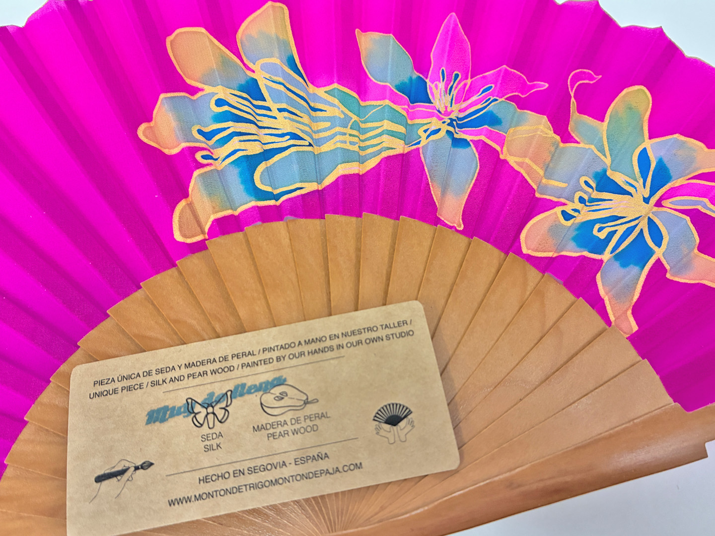 Abanicos "Fiesta de los lirios" fucsia de seda y madera de peral único, pintado a mano por Lucía Huertas.