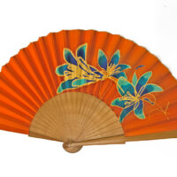 Abanico "Fiesta de los lirios" naranja de seda y madera de peral único, pintado a mano por Lucía Huertas.