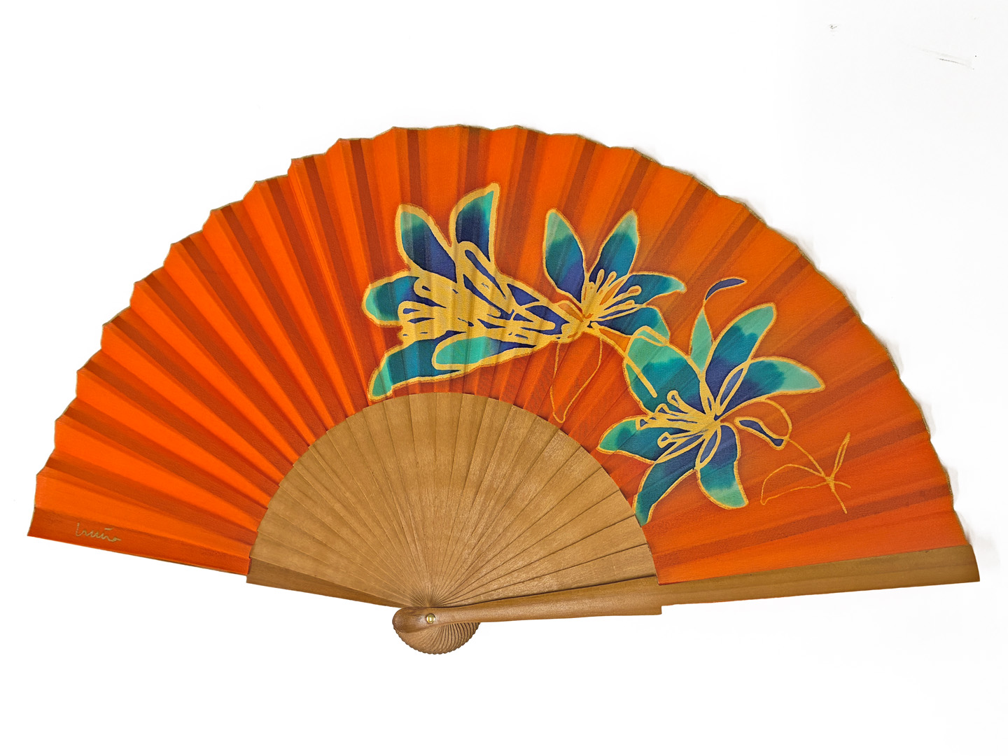 Abanico "Fiesta de los lirios" naranja de seda y madera de peral único, pintado a mano por Lucía Huertas.