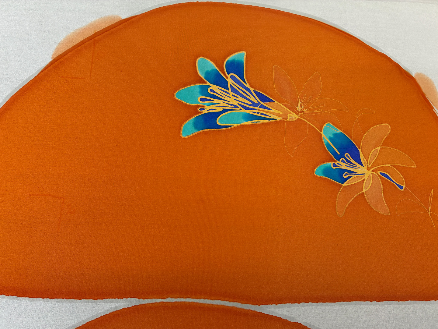 Abanico "Fiesta de los lirios" naranja de seda y madera de peral único, pintado a mano por Lucía Huertas.