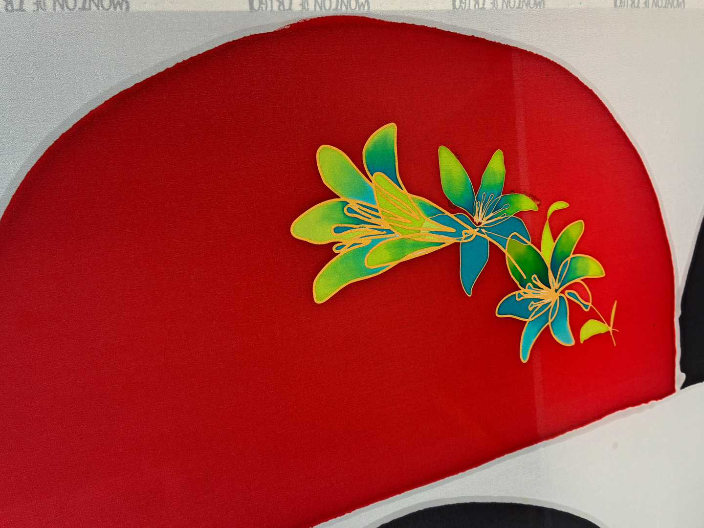 Abanicos "Fiesta de los lirios" rojo de seda y madera de peral único, pintado a mano por Lucía Huertas.