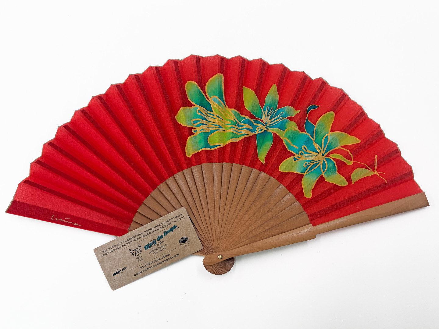 Abanicos "Fiesta de los lirios" rojo de seda y madera de peral único, pintado a mano por Lucía Huertas.