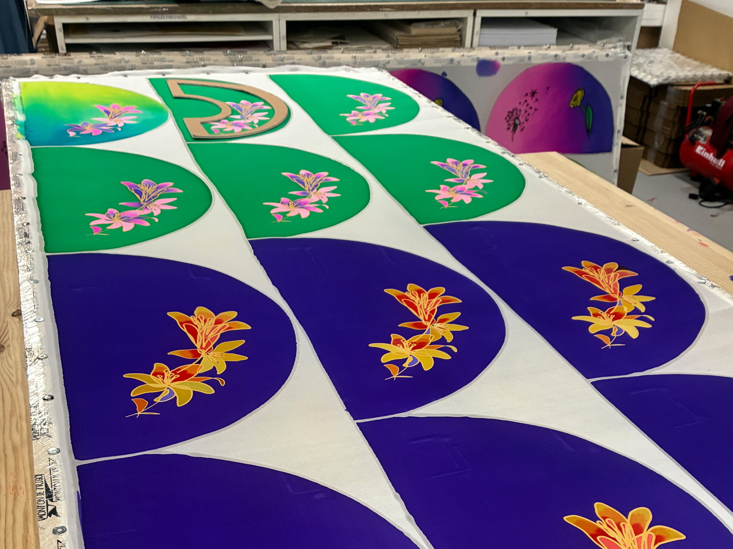 Abanicos "Fiesta de los lirios" verde de seda y madera de peral único, pintado a mano por Lucía Huertas.