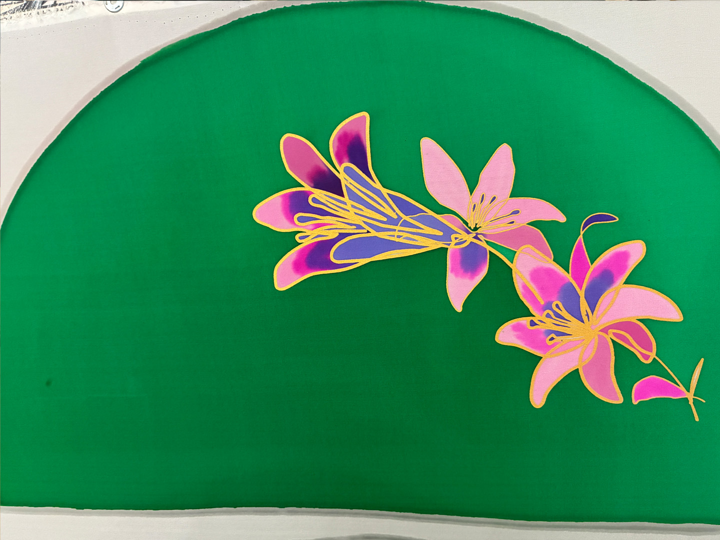 Abanicos "Fiesta de los lirios" verde de seda y madera de peral único, pintado a mano por Lucía Huertas.