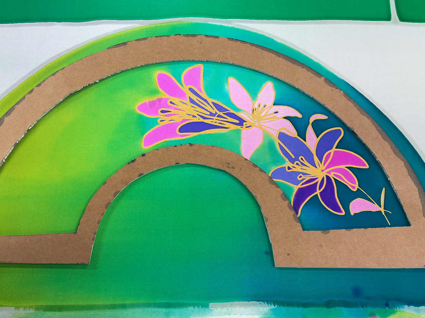 Abanicos "Fiesta de los lirios" verde de seda y madera de peral único, pintado a mano por Lucía Huertas.